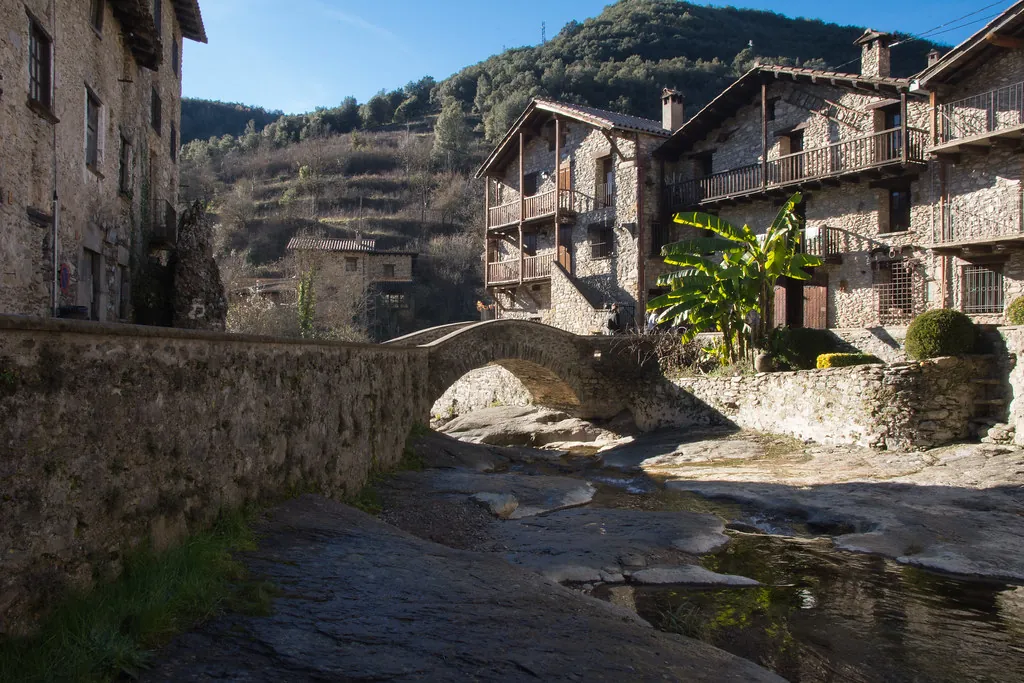 Puente medieval de piedra en Besalú
