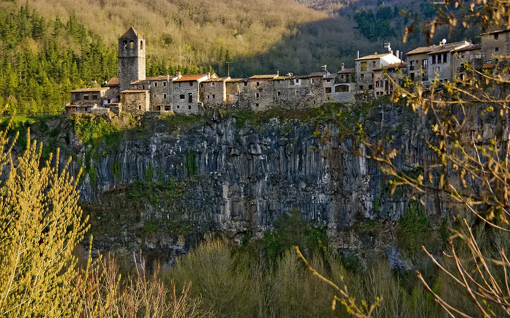 Pueblo de Castellfollit de la Roca sobre un acantilado de basalto