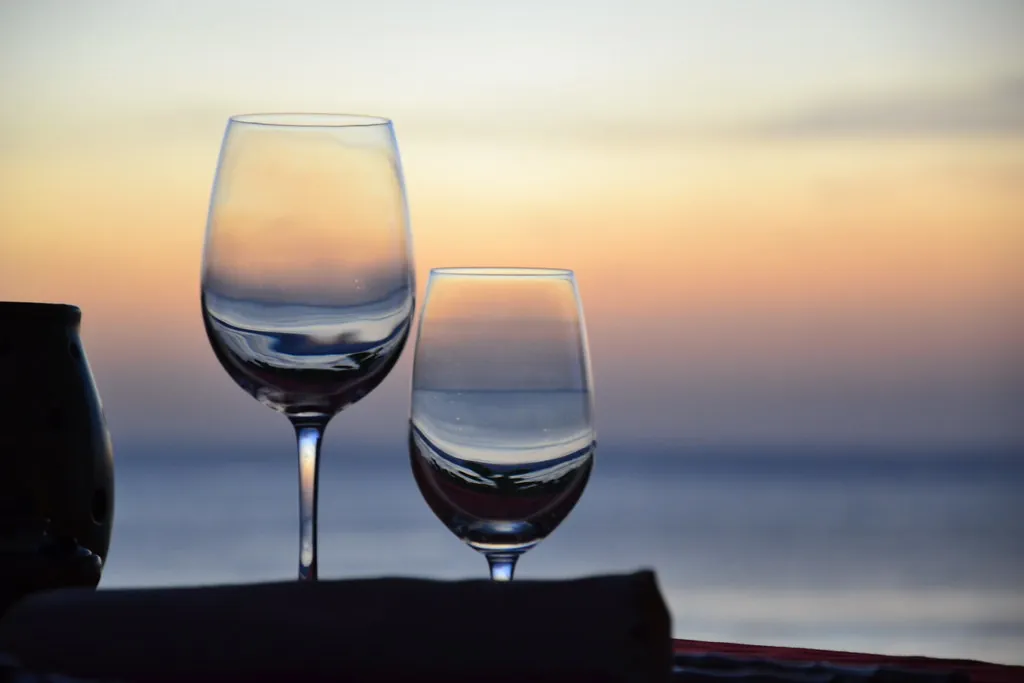 Dos copas de vino al atardecer